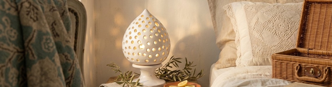 Lampada Pumo da Comodino: Significato, Tradizione e Come Trasformare la Tua Casa con la Luce della Ceramica Pugliese