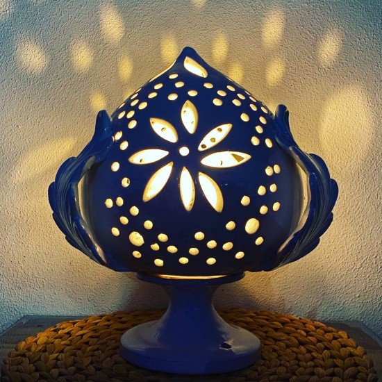 Lampada a pumo traforata con fiore Lampada a pumo traforata con fiore