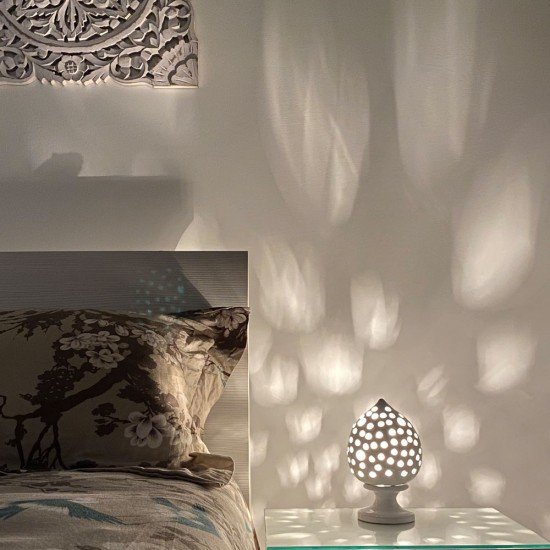 Lampada da comodino traforata Lampada da comodino traforata